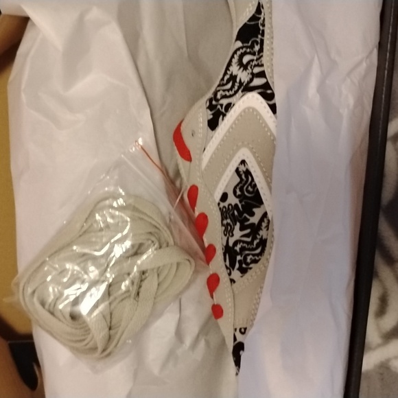 NWT  Men's Pair Of Airwalk Shoes In Original Box With Extra Color Laces - Picture 10 of 12